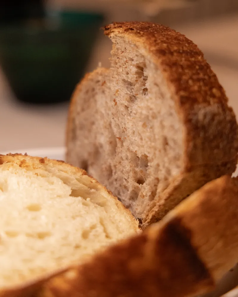 Fette di pane artigianale a lievitazione naturale e farine macinate a pietra di Michele Vetrano